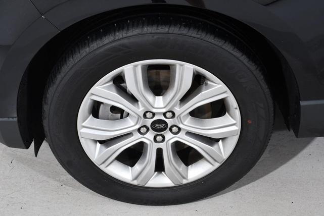Photo of 2024 Black Metallic Ford Edge