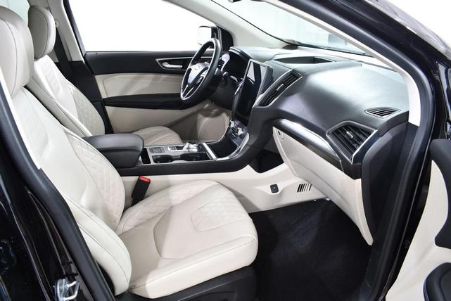 Photo of 2024 Black Metallic Ford Edge