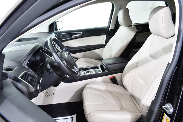 Photo of 2024 Black Metallic Ford Edge
