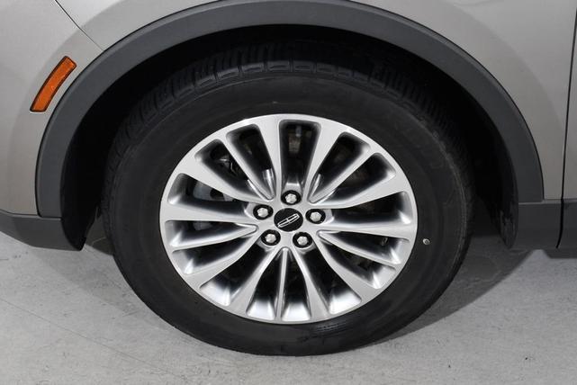 Photo of 2016 Luxe Metallic Lincoln MKX