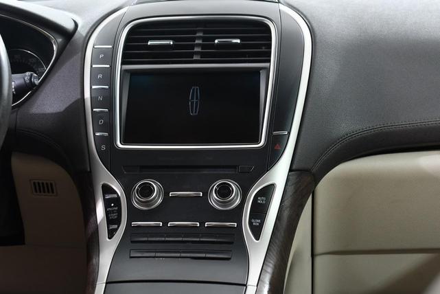 Photo of 2016 Luxe Metallic Lincoln MKX