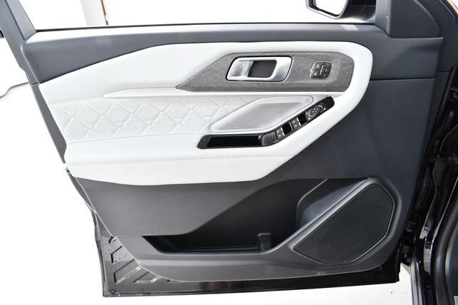 Photo of 2025 Black Metallic Ford Explorer