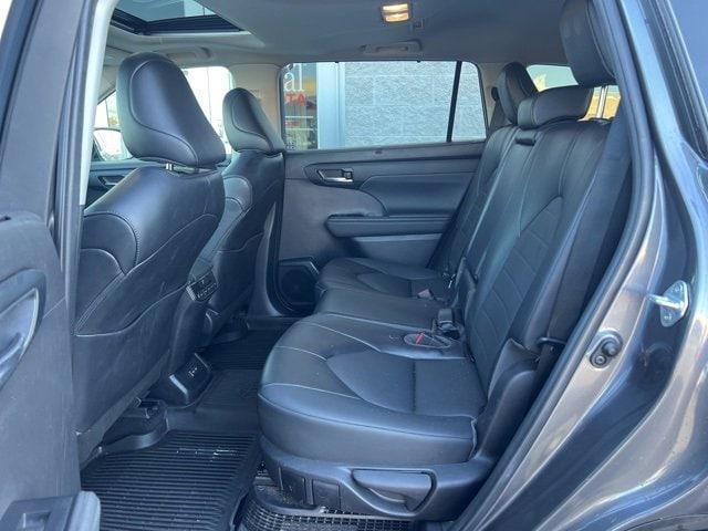 Photo of 2022 Magnetic Gray Metallic Toyota Highlander Hybrid