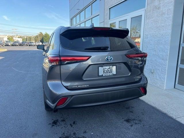 Photo of 2022 Magnetic Gray Metallic Toyota Highlander Hybrid