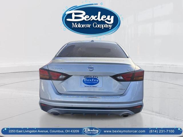 Photo of 2021 Silver Nissan Altima