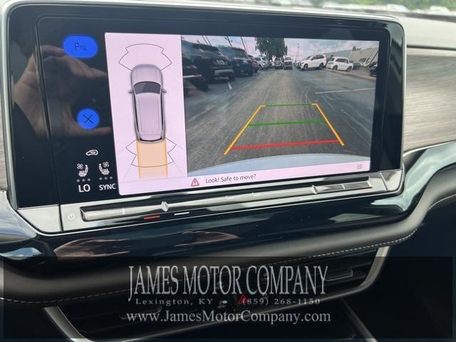 Photo of 2024 Opal White Pearl Effect Volkswagen Atlas