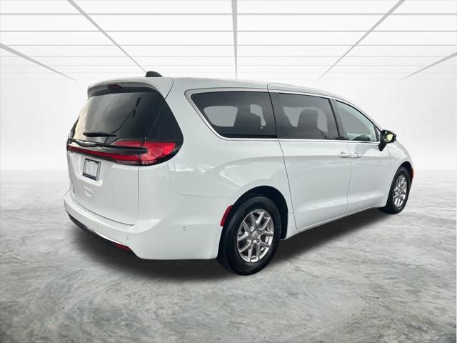 Photo of 2025 Bright White Clearcoat Chrysler Pacifica