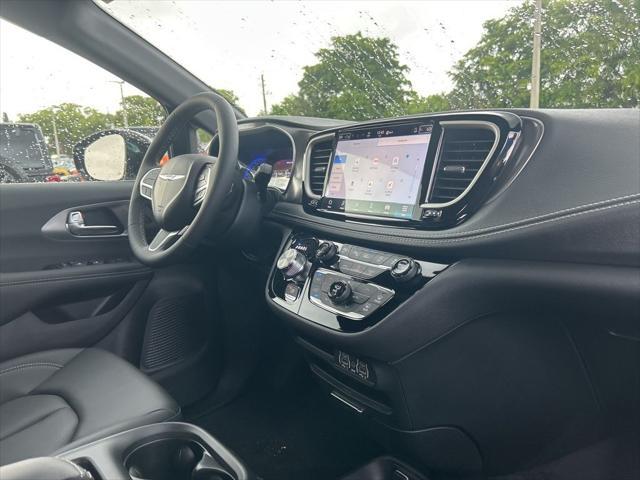 Photo of 2025 Bright White Clearcoat Chrysler Pacifica