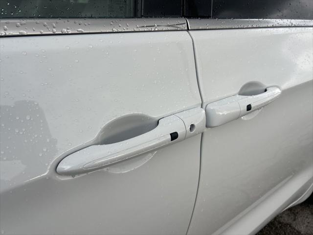 Photo of 2025 Bright White Clearcoat Chrysler Pacifica