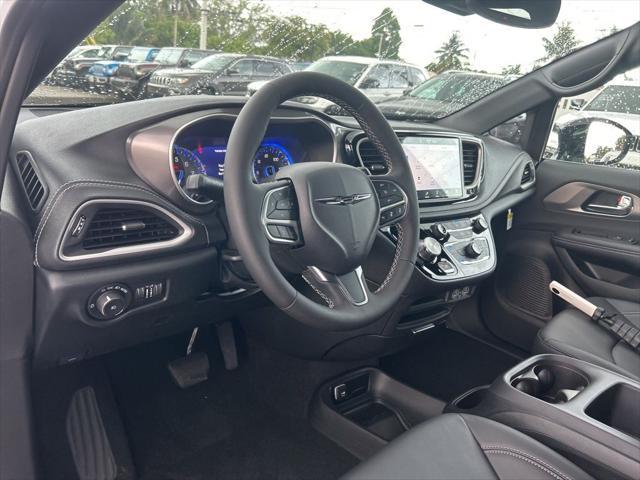 Photo of 2025 Bright White Clearcoat Chrysler Pacifica