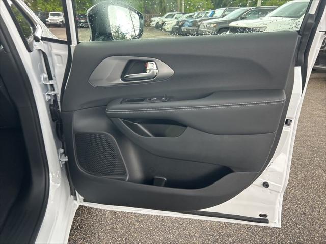 Photo of 2025 Bright White Clearcoat Chrysler Pacifica