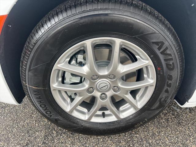 Photo of 2025 Bright White Clearcoat Chrysler Pacifica