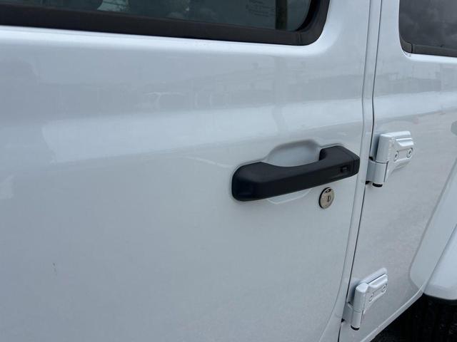 Photo of 2025 Bright White Clearcoat Jeep Wrangler