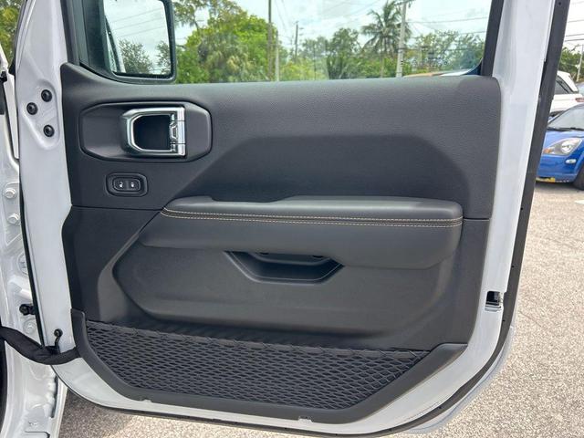 Photo of 2025 Bright White Clearcoat Jeep Wrangler