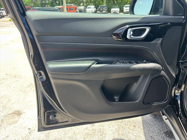 Photo of 2024 Diamond Black Crystal Pearlcoat Jeep Compass