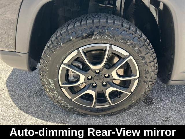 Photo of 2024 Diamond Black Crystal Pearlcoat Jeep Compass