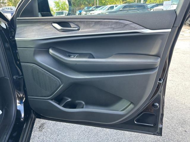 Photo of 2025 Diamond Black Crystal Pearlcoat Jeep Grand Cherokee