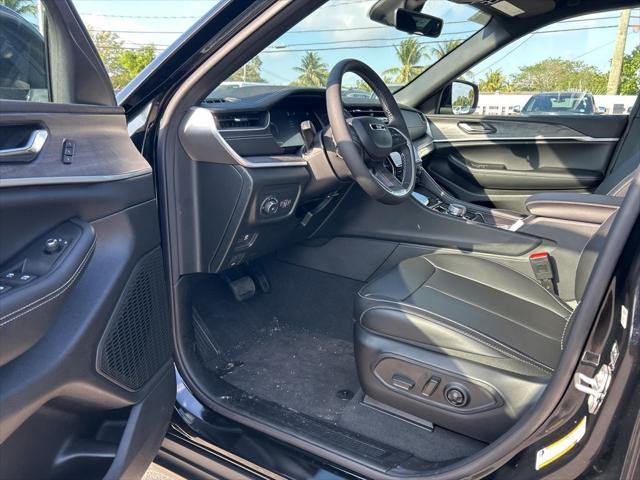Photo of 2025 Diamond Black Crystal Pearlcoat Jeep Grand Cherokee
