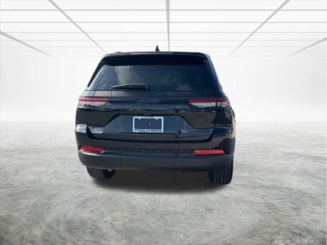 Photo of 2025 Diamond Black Crystal Pearlcoat Jeep Grand Cherokee