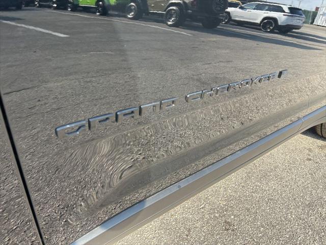 Photo of 2025 Diamond Black Crystal Pearlcoat Jeep Grand Cherokee
