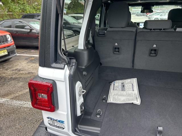 Photo of 2025 Bright White Clearcoat Jeep Wrangler