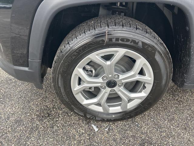 Photo of 2025 Diamond Black Crystal Pearlcoat Jeep Compass