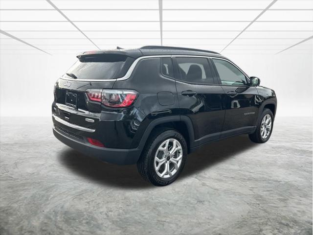 Photo of 2025 Diamond Black Crystal Pearlcoat Jeep Compass