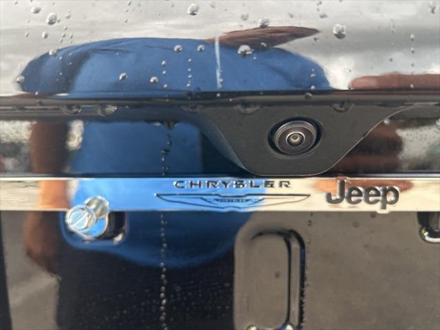 Photo of 2025 Diamond Black Crystal Pearlcoat Jeep Compass
