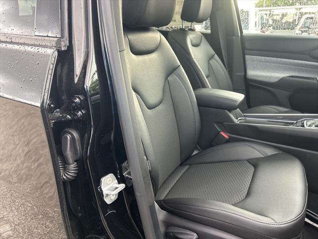 Photo of 2025 Diamond Black Crystal Pearlcoat Jeep Compass