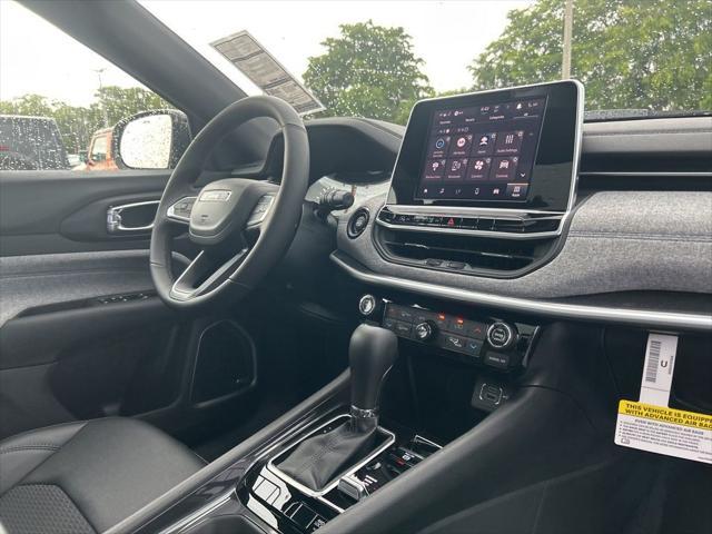 Photo of 2025 Diamond Black Crystal Pearlcoat Jeep Compass