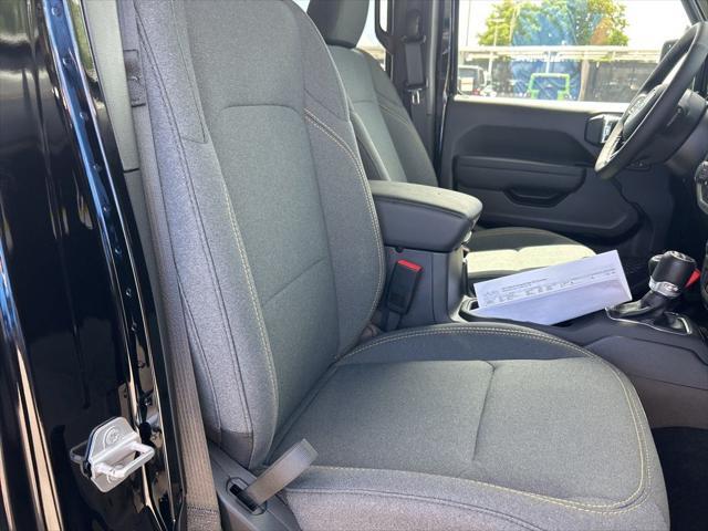 Photo of 2025 Black Clearcoat Jeep Gladiator