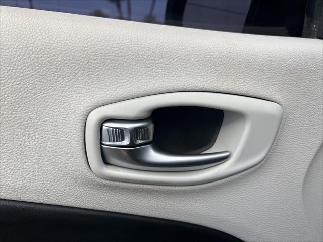 Photo of 2021 Diamond Black Crystal Pearlcoat Jeep Compass