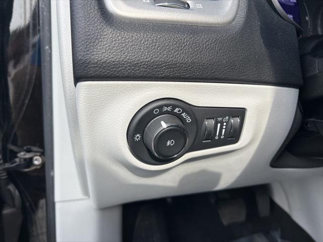 Photo of 2021 Diamond Black Crystal Pearlcoat Jeep Compass