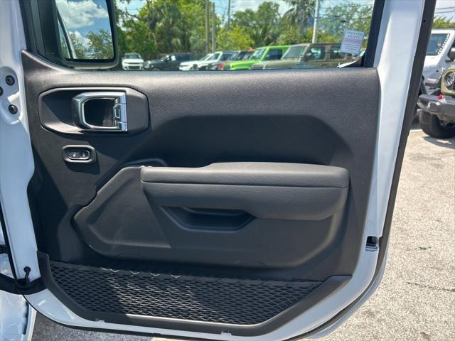 Photo of 2025 Bright White Clearcoat Jeep Wrangler