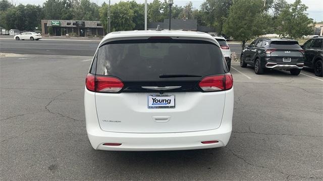 Photo of 2022 Bright White Clearcoat Chrysler Voyager