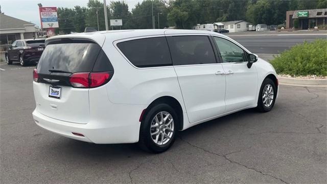 Photo of 2022 Bright White Clearcoat Chrysler Voyager