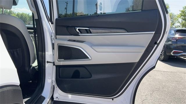 Photo of 2022 Glacial White Pearl Kia Telluride