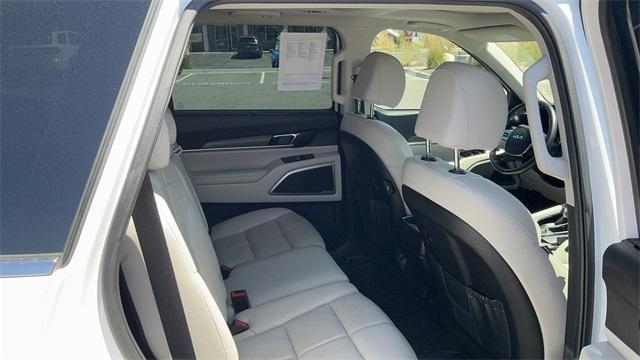 Photo of 2022 Glacial White Pearl Kia Telluride
