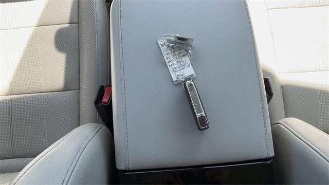 Photo of 2022 Glacial White Pearl Kia Telluride