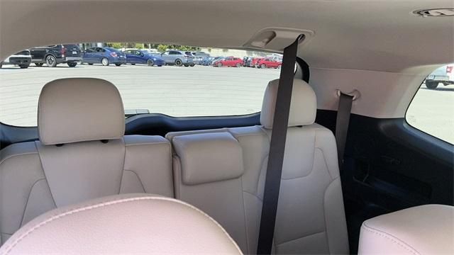 Photo of 2022 Glacial White Pearl Kia Telluride