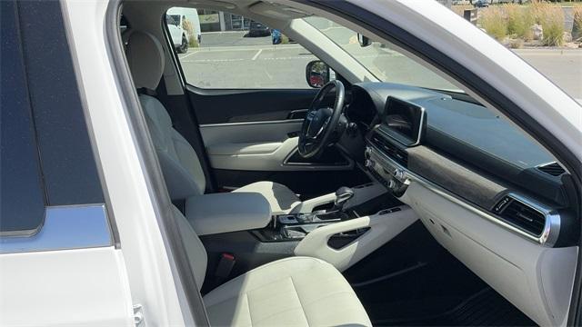 Photo of 2022 Glacial White Pearl Kia Telluride