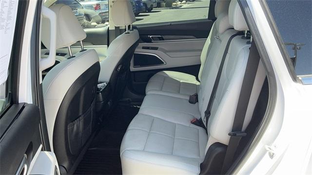 Photo of 2022 Glacial White Pearl Kia Telluride