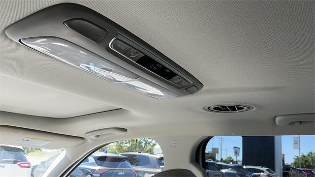 Photo of 2022 Glacial White Pearl Kia Telluride