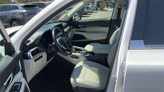 Photo of 2022 Glacial White Pearl Kia Telluride