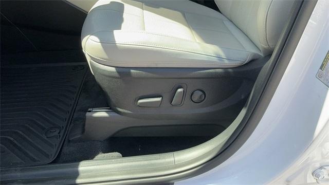 Photo of 2022 Glacial White Pearl Kia Telluride