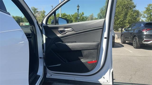 Photo of 2024 Glacier White Pearl Kia Sportage