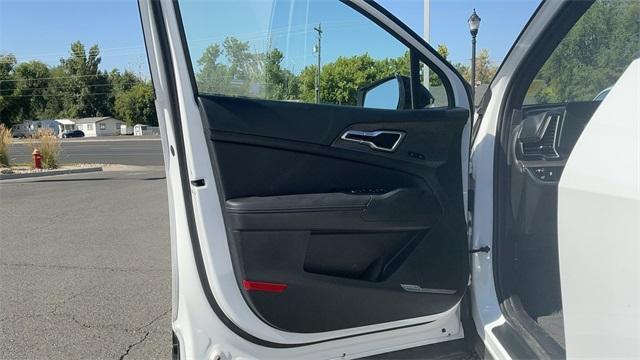 Photo of 2024 Glacier White Pearl Kia Sportage