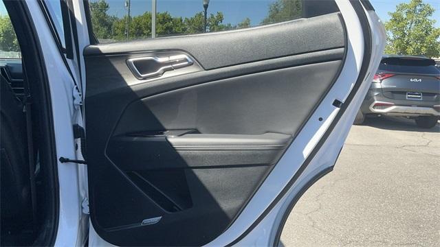 Photo of 2024 Glacier White Pearl Kia Sportage