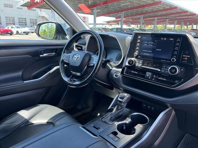 Photo of 2021 Silver Toyota Highlander