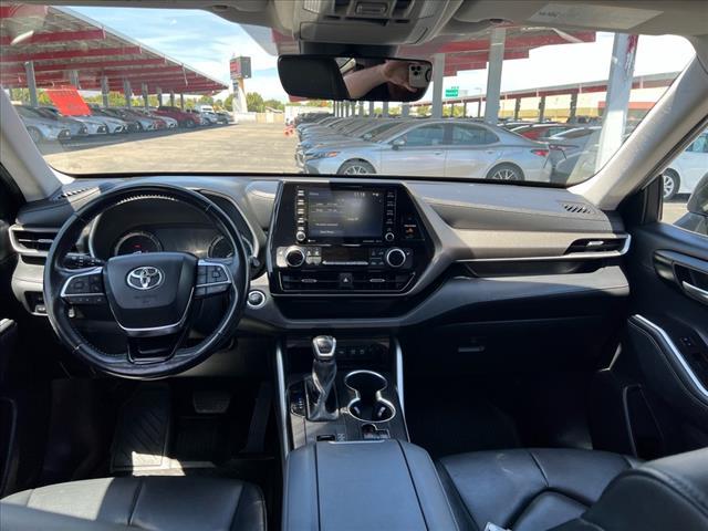 Photo of 2021 Silver Toyota Highlander